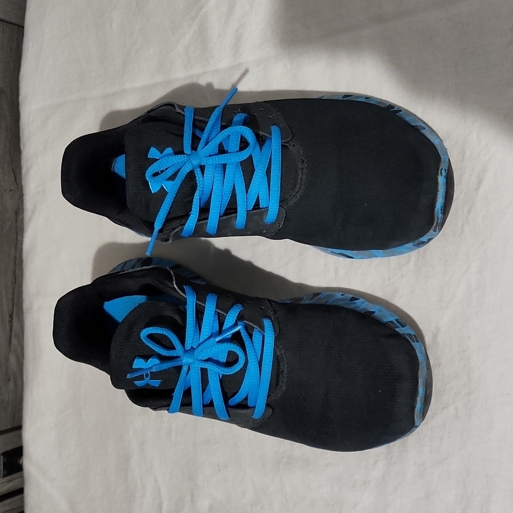 Kids Under Armour Flow RN Camo running shoe, size 5Y/37.5